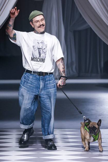 Así fue el saludo del argentino Adrián Appiolaza al finalizar su desfile para Moschino en MIlan Fashion Week