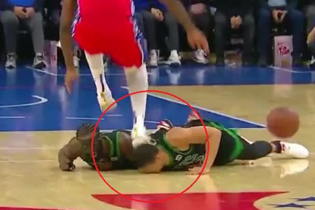 Así fue el terrible pisotón de Embiid a Williams en los playoffs de la NBA