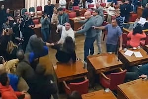 Así fue el violento intercambio de golpes de puño e insultos entre taxistas y choferes de aplicaciones