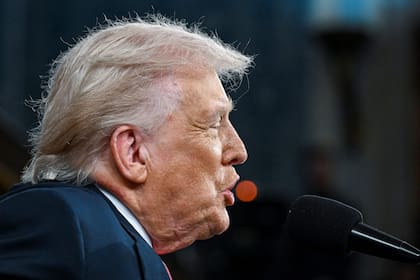 Así fue la condecoración de Donald Trump a un suboficial del Ejército estadounidense (Photo by Kenny HOLSTON / POOL / AFP)