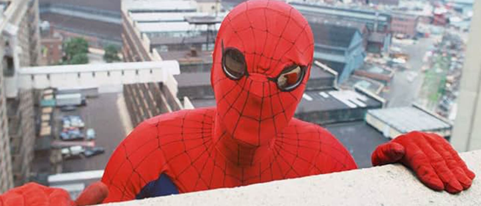 Así fue la primera (y olvidada) serie de Spider-Man: sin efectos digitales y con un doble colgado de un helicóptero