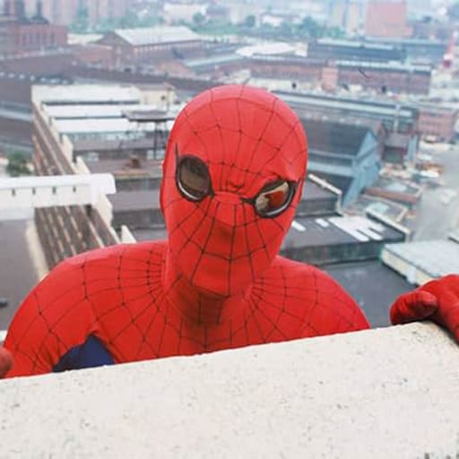 Así fue la primera (y olvidada) serie de Spider-Man: sin efectos digitales y con un doble colgado de un helicóptero