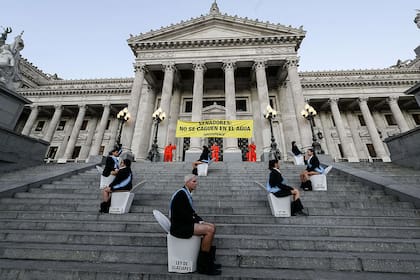 Así fue la protesta de Greenpeace en las escalinatas del Congreso