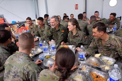 Así fue la visita sorpresa del Rey Felipe a su hija Leonor y sus compañeros cadetes durante los ejercicios de maniobras