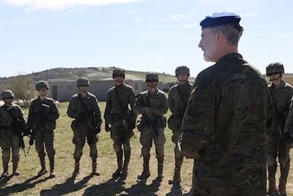Así fue la visita sorpresa del Rey Felipe a su hija Leonor y sus compañeros cadetes durante los ejercicios de maniobras