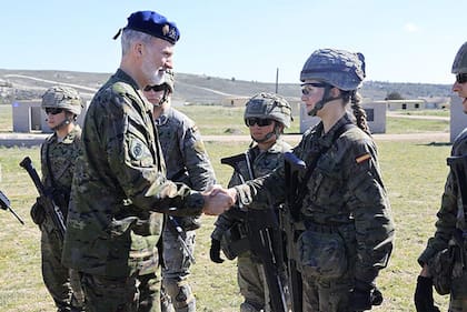 Así fue la visita sorpresa del Rey Felipe a su hija Leonor y sus compañeros cadetes durante los ejercicios de maniobras