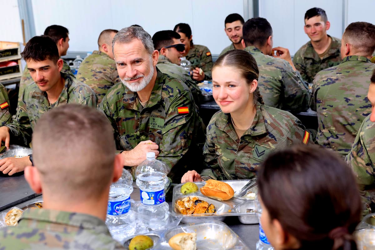 Así fue la visita sorpresa del Rey Felipe a su hija Leonor y sus compañeros cadetes durante los ejercicios de maniobras