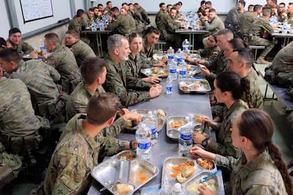Así fue la visita sorpresa del Rey Felipe a su hija Leonor y sus compañeros cadetes durante los ejercicios de maniobras