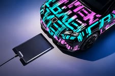 El sistema de Porsche que permite cargar un auto sin enchufarlo