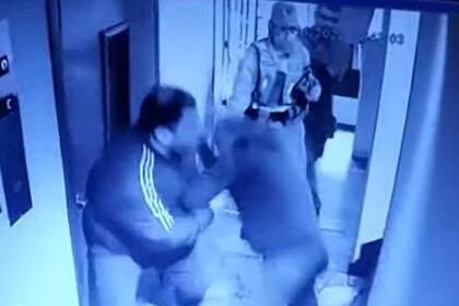 Así golpeó el agresor al vecino de 71 años