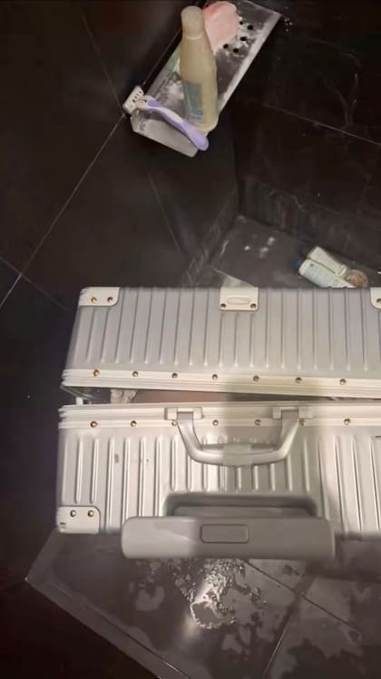 Así habría sido hallada la valija dentro de la ducha