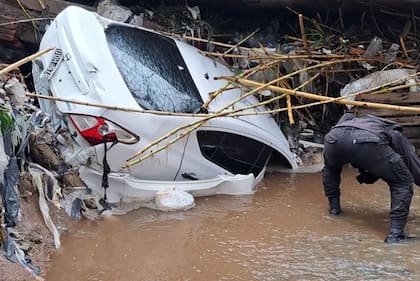 Así hallaron el automóvil en donde estaban las víctimas