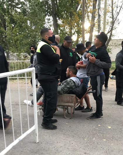 Así ingresaron a recital de La Renga el fan fracturado y sus amigos (Foto: Twitter @mono_lean)
