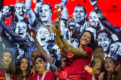 Así Jennifer Hermoso alzaba el trofeo durante el festejo de España tras conquistar el título del Mundial femenino, el lunes 21 de agosto de 2023, en Madrid; luego tomó protagonismo el beso forzado de Rubiales (AP Foto/Manu Fernández)
