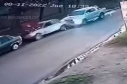 Así la camioneta embistió al mecánico