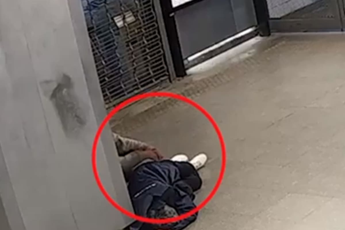 Así le robaban al hombre tendido en el piso