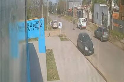 Así le robaron a un hombre su camioneta en plena luz del día