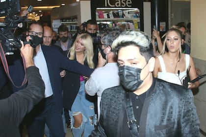 Así llegaba Wanda Nara al evento de presentación de su marca de cosméticos en la Argentina, custodiada por Agustín Longueira