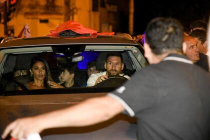 Así llegaban al City Center de Rosario Lionel Messi, Antonela Roccuzzo y sus hijos en diciembre, tras la tercera copa del Mundo
