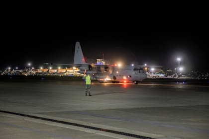 Así llegaban las obras de Ernesto Deira al aeroparque porteño; estaban en Chile desde 1971