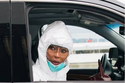 Así llegó vestida la supermodelo al aeropuerto de Los Ángeles que es conocida por su obsesión con la higiene.