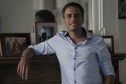 Así lo confirmó en su cuenta de Twitter, donde contó que está cumpliendo el aislamiento en su domicilio "con síntomas leves"