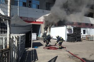 Así los bomberos apagan el fuego antes del segundo concierto de Maria Becerra
