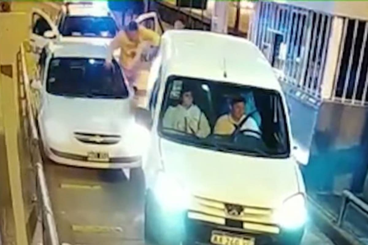 Así los delincuentes intentaban salir del auto que quedó atascado en el peaje