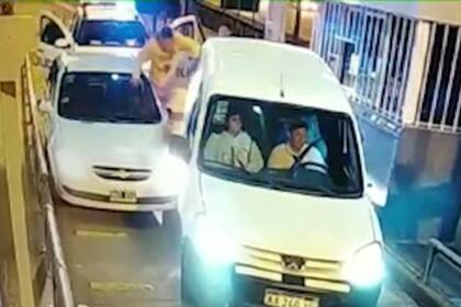 Así los delincuentes intentaban salir del auto que quedó atascado en el peaje