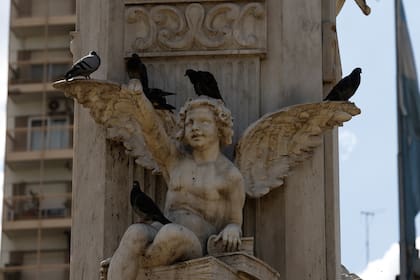 Así luce ahora el ángel del Monumento a Nicolás Avellaneda, obra de la escultora Lola Mora en la Plaza Alsina