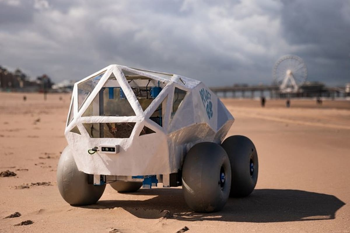 Así luce BB, el robot que utiliza un sistema de inteligencia artificial para detectar y remover las colillas de cigarillos en las playas de Países Bajos