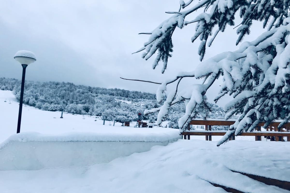 Así luce Chapelco ahora: con las últimas nevadas el centro de esquí se vistió de blanco