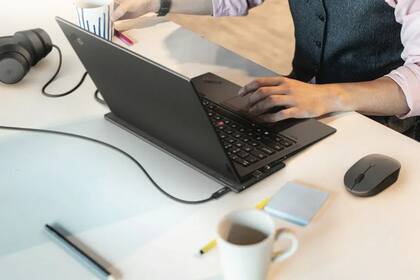 Así luce el cargador inalámbrico para notebook de la línea de accesorios Lenovo Go