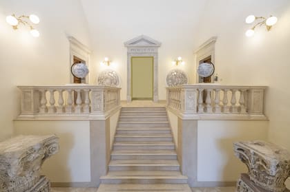 Así luce el ingreso del nuevo espacio expositivo que inauguró la Biblioteca Apostólica Vaticana, que exhibe globos terráqueos del artista contemporáneo romano, Pietro Ruffo, que se inspiró en la última encílcia del papa Francisco, "Fratelli Tutti"