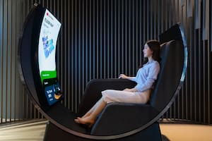 Así es este sillón reclinable con una pantalla curva integrada