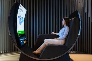 Así es este sillón reclinable con una pantalla curva integrada