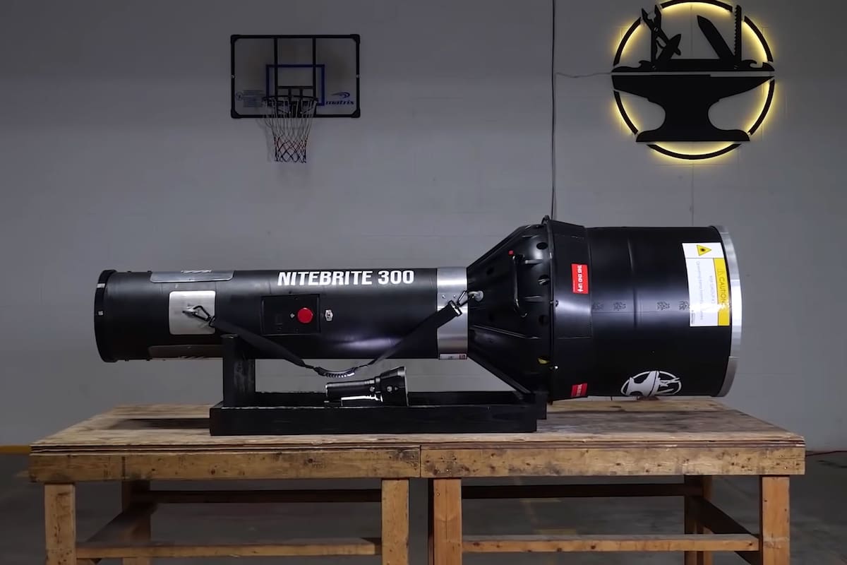 Así luce el Nitebrite 300 creado por el canal de YouTube Hacksmith, una enorme linterna equipada con 300 LED que se convirtió en el modelo más potente del mundo según el registro Guinness