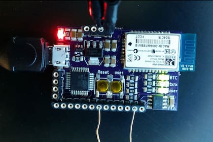 Así luce el prototipo de detección rápida de coronavirus desarrollado por la Universidad de Utah, que consiste en un sensor que interactúa con un smartphone