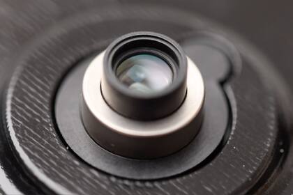 Así luce el prototipo de lente retráctil para cámaras de smartphones que presentó Xiaomi en su conferencia de desarrolladores