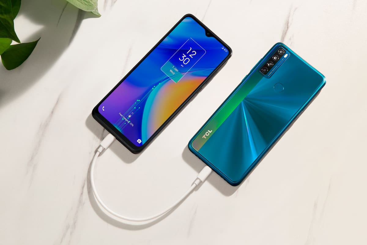 Así luce el TCL 20 SE, un teléfono con una gran autonomía de uso que permite compartir la carga de su batería con otro smartphone