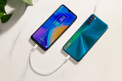 Así luce el TCL 20 SE, un teléfono con una gran autonomía de uso que permite compartir la carga de su batería con otro smartphone