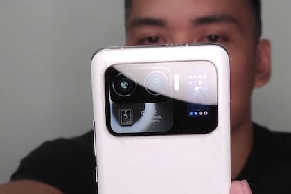 Así luce el Xiaomi Mi 11 Ultra, con triple cámara principal acompañado por una pequeña pantalla para selfies