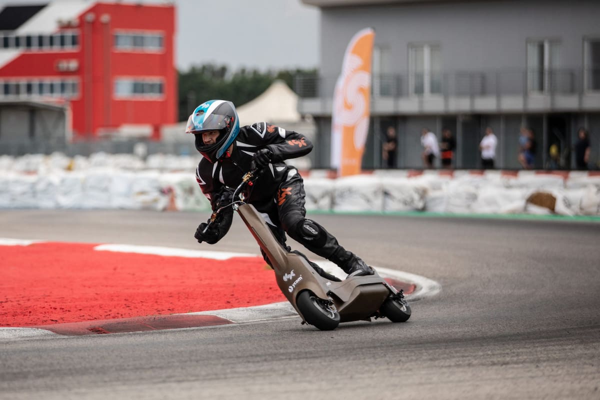 Así luce en las pistas el SR1-X, el scooter eléctrico que puede alcanzar una velocidad máxima de 100 kilómetros por hora
