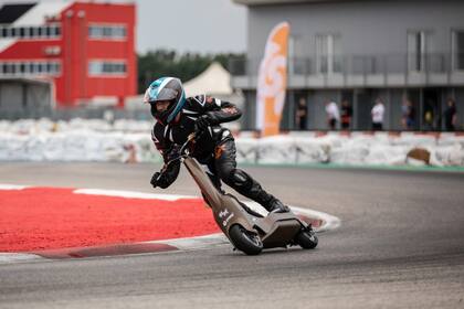 Así luce en las pistas el SR1-X, el scooter eléctrico que puede alcanzar una velocidad máxima de 100 kilómetros por hora