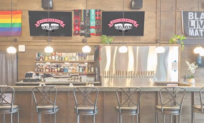 Así luce la barra del bar de la mujer que abrió en Portland, Oregon, el primer bar que transmite deportes femeninos