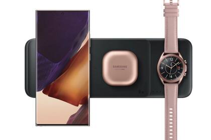 Así luce la base de carga por inducción de Samsung que admite hasta tres dispositivos de forma simultánea