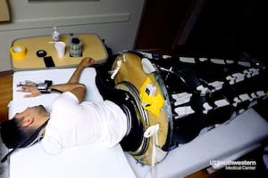 Así luce la bolsa de dormir espacial que busca reducir los problemas de presión ocular que sufren los astronautas en estado de ingravidez en la ISS