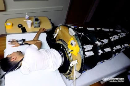 Así luce la bolsa de dormir espacial que busca reducir los problemas de presión ocular que sufren los astronautas en estado de ingravidez en la ISS