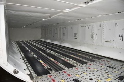 Así luce una bodega de un avión destinada a carga comercial