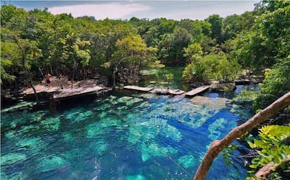 Así lucen las piedras del Cenote Azul